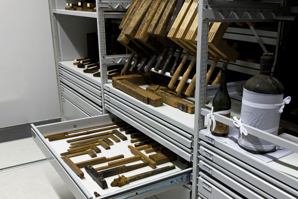 ètagère avec un tiroir, rayonnages musées